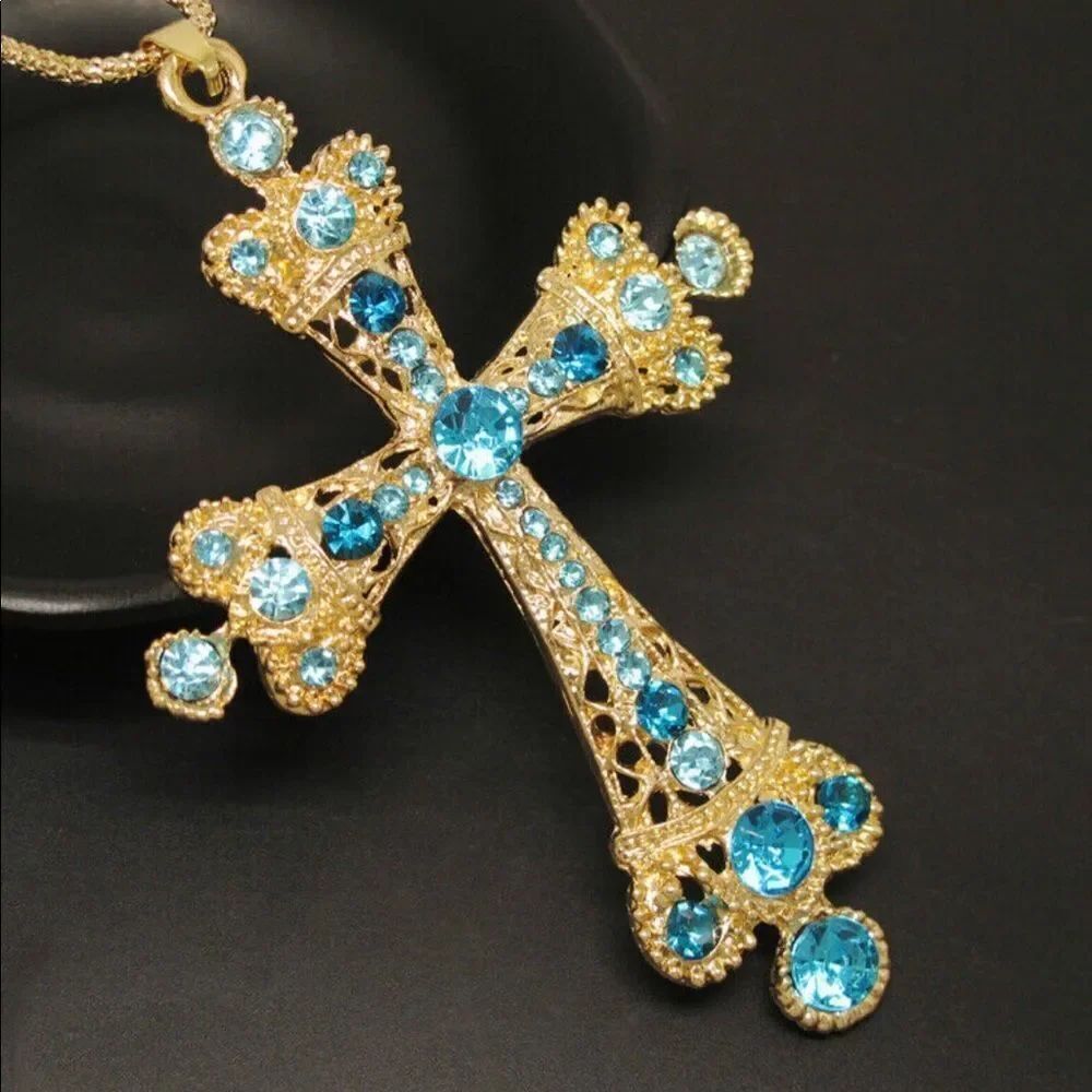 ✨ Betsey Johnson stunning crystal embellished cross necklace/pendant ✨